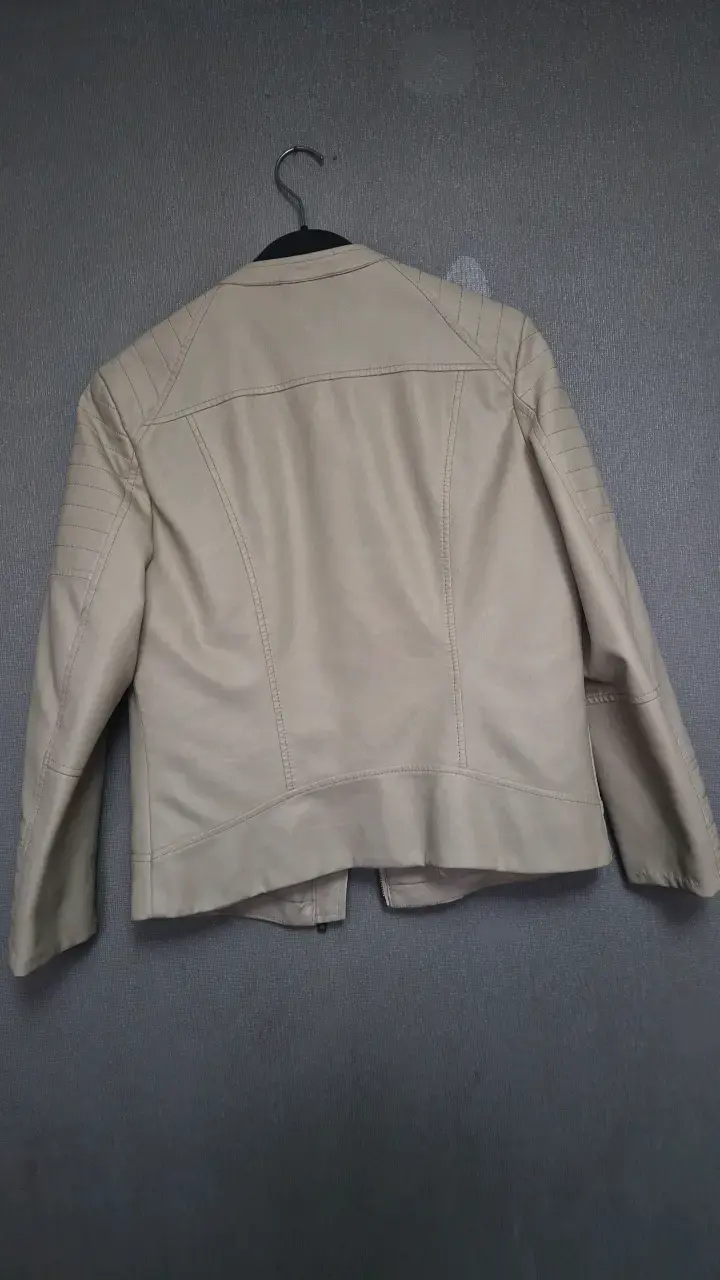 Chaqueta beige de cuero sintético para mujer - 3