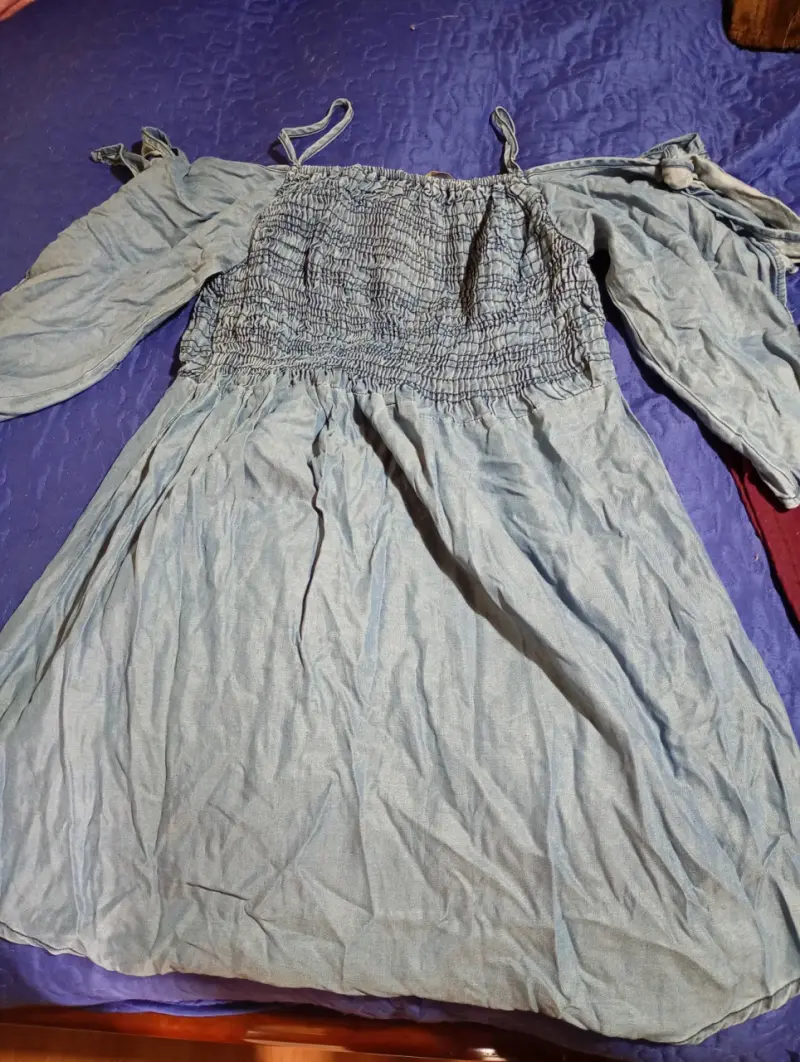Vestido azul con hombros descubiertos