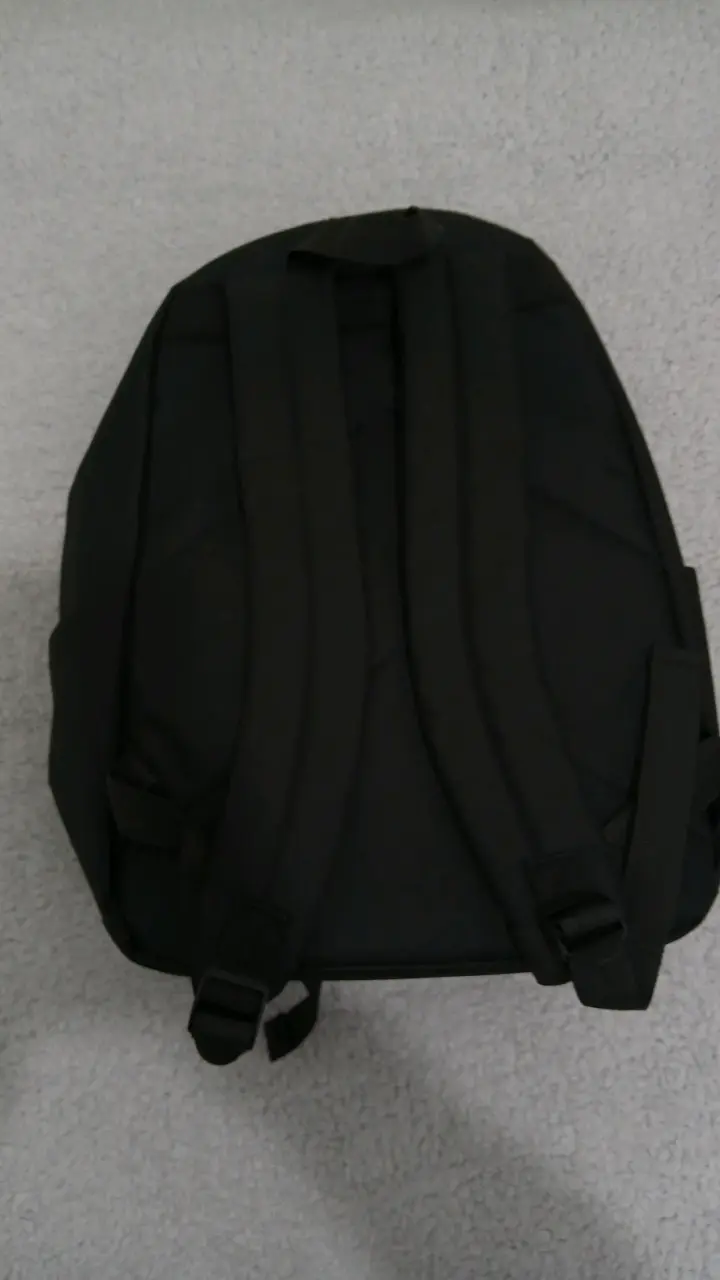 Mochila negra con diseño moderno - 1