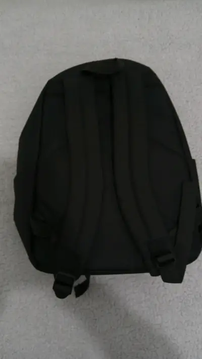 Mochila negra con diseño moderno - miniatura 1