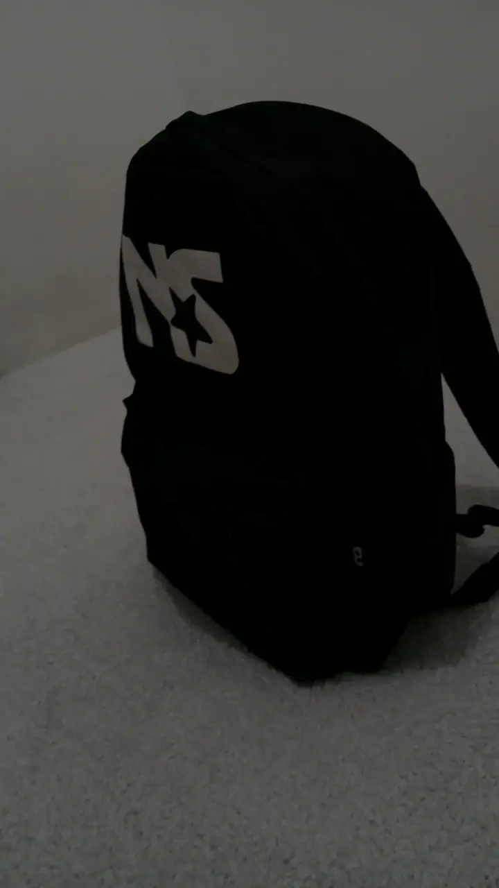 Mochila negra con diseño moderno - 2