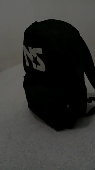 Mochila negra con diseño moderno - miniatura 2