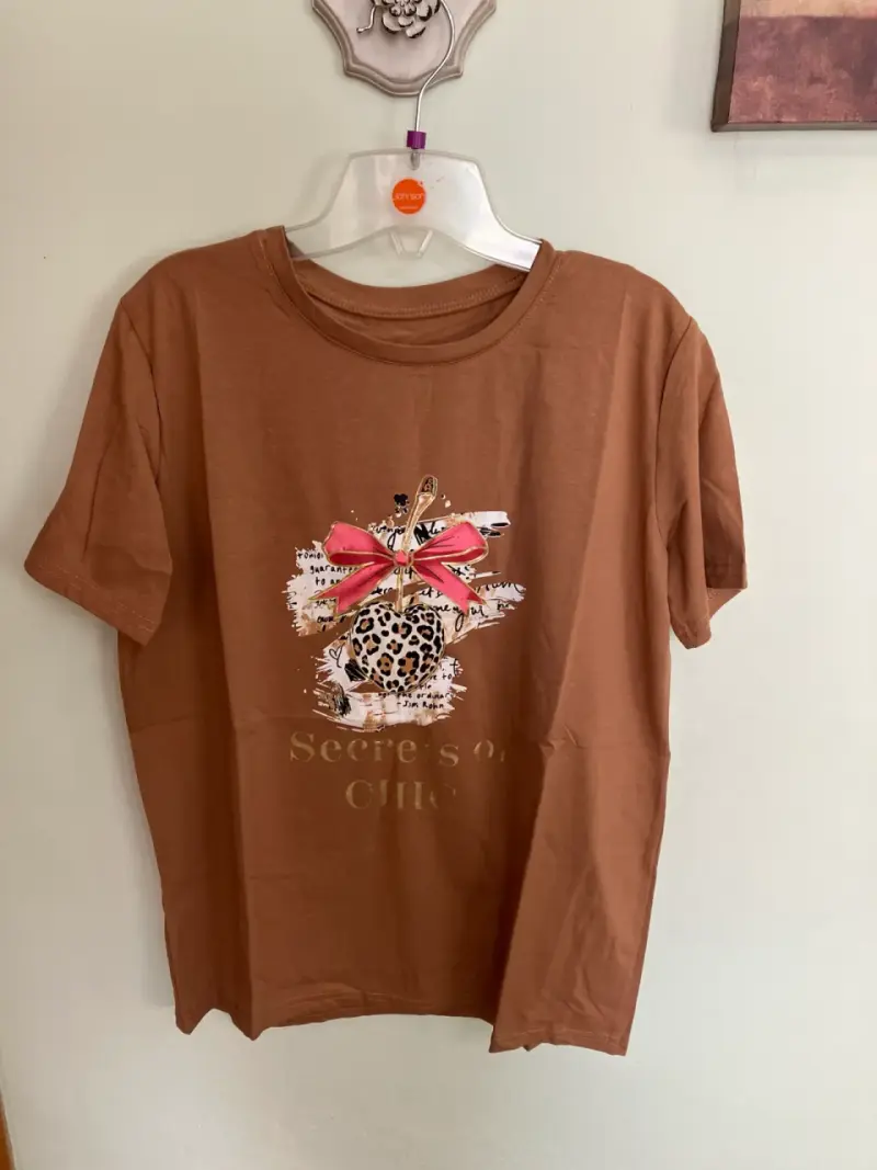 Polera marrón con diseño de lazo y leopardo