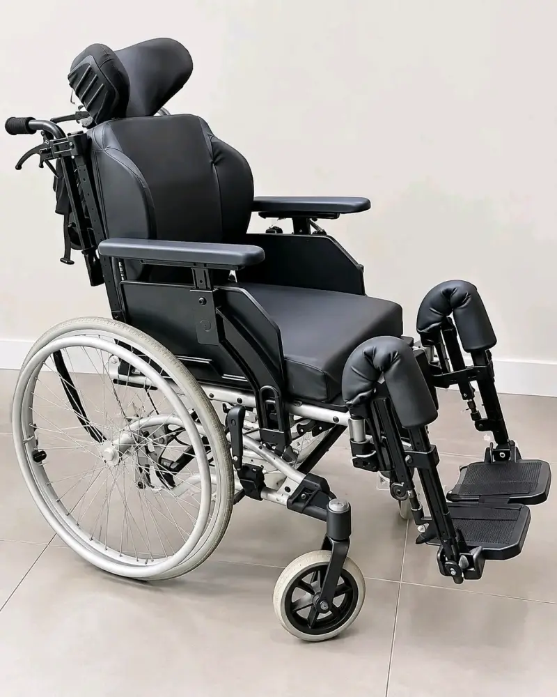 Silla de ruedas reclinable con apoyabrazos acolchados - 2