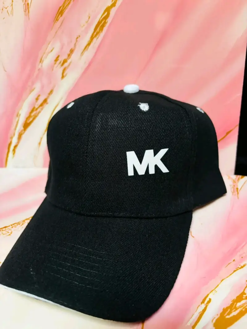 Gorra negra con logos de diseñador - 1