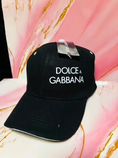 Gorra negra con logos de diseñador - miniatura 2