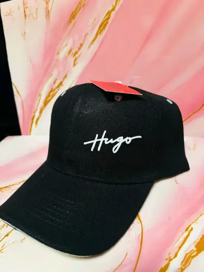 Gorra negra con logos de diseñador - miniatura 3
