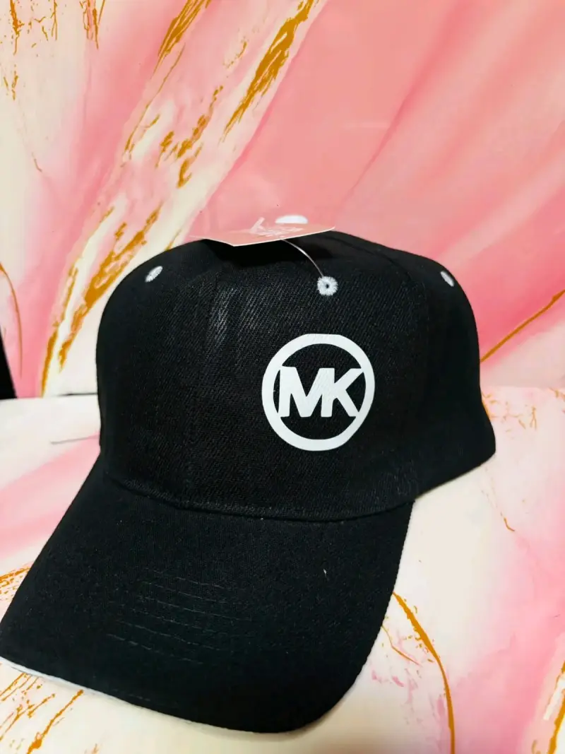 Gorra negra con logos de diseñador - 4