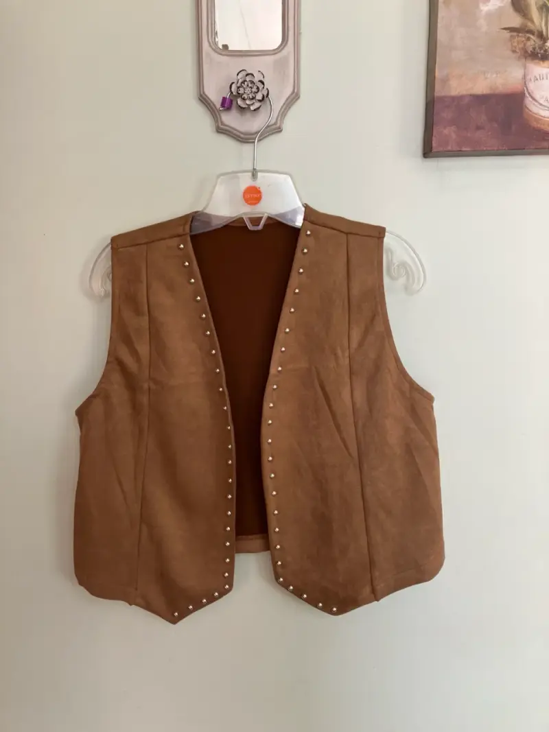 Chaleco sin mangas marrón con tachas