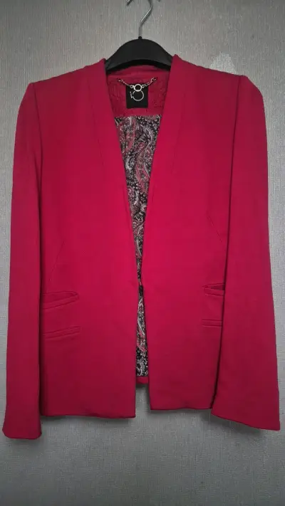 Blazer rojo para mujer con diseño elegante - miniatura 1