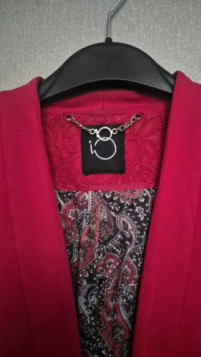 Blazer rojo para mujer con diseño elegante - miniatura 2