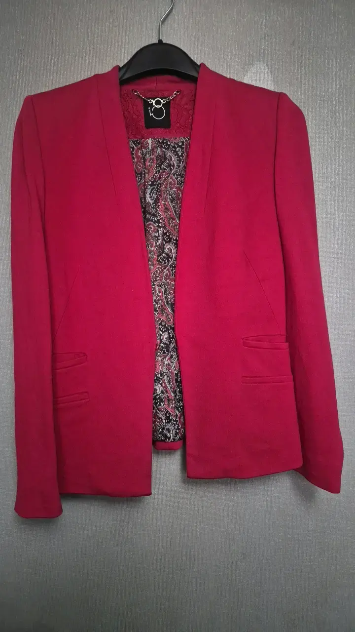 Blazer rojo para mujer con diseño elegante - 3