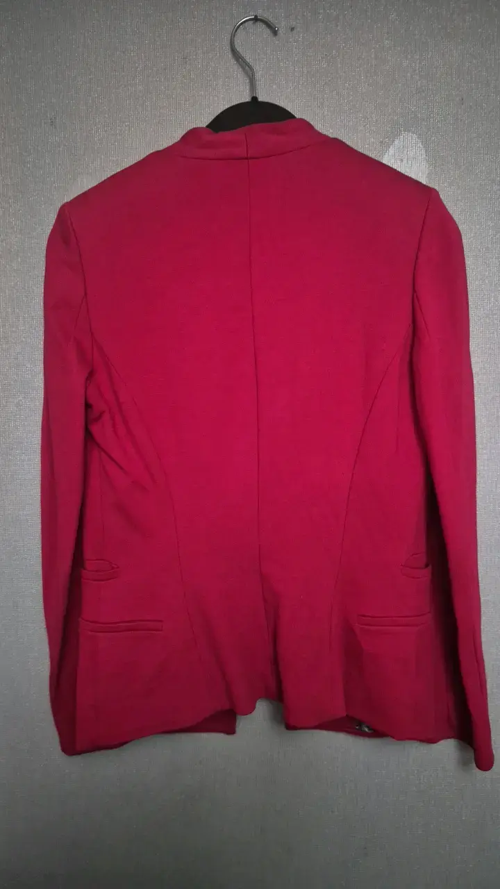 Blazer rojo para mujer con diseño elegante - 4