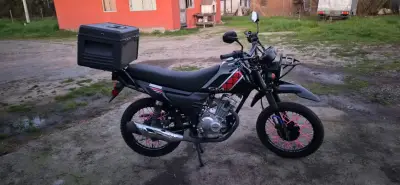 Moto Loncin SM negra con caja trasera - miniatura 1