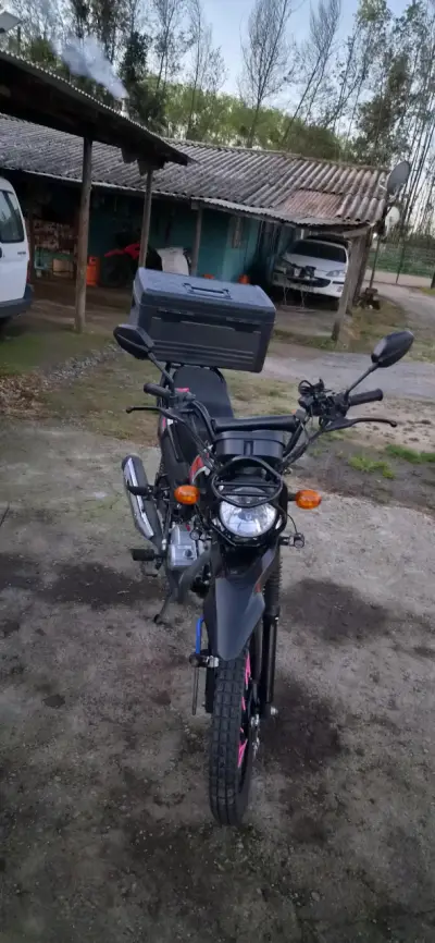 Moto Loncin SM negra con caja trasera - miniatura 2