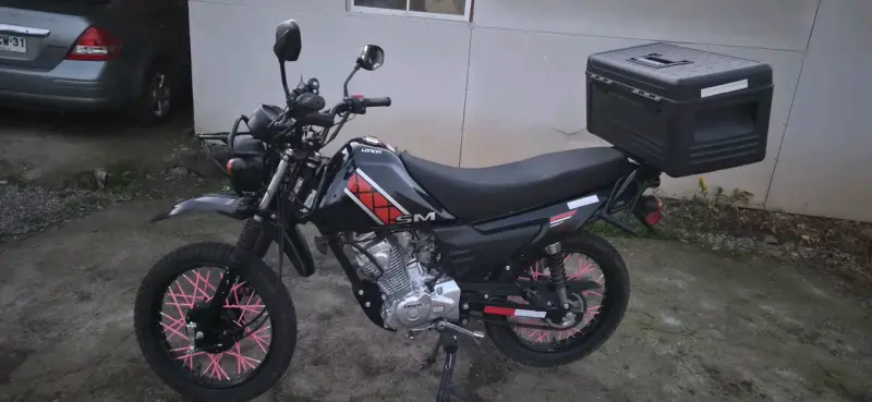 Moto Loncin SM negra con caja trasera - 3