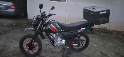 Moto Loncin SM negra con caja trasera - miniatura 3
