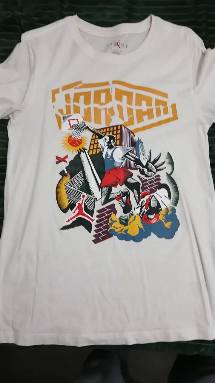 Polera Jordan blanca con diseño gráfico - 1