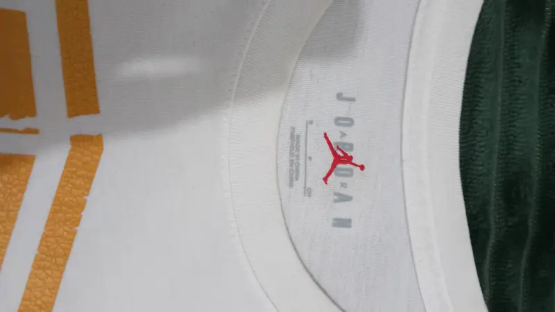 Polera Jordan blanca con diseño gráfico - 2