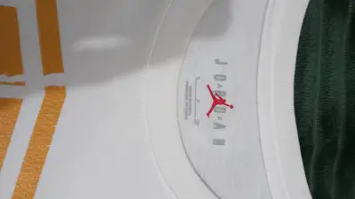 Polera Jordan blanca con diseño gráfico - miniatura 2