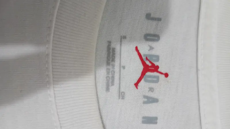 Polera Jordan blanca con diseño gráfico - 4