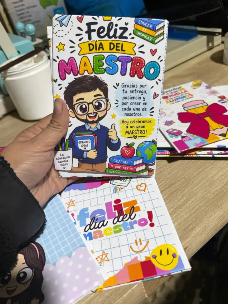 Cuaderno Día del Maestro con Diseño Colorido - 3