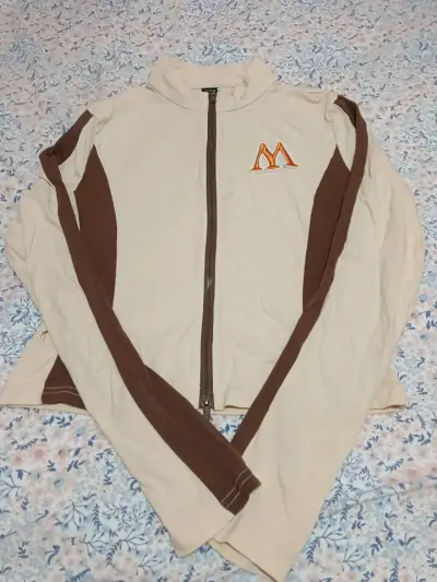 Polera beige con detalles marrones y logo - miniatura 1