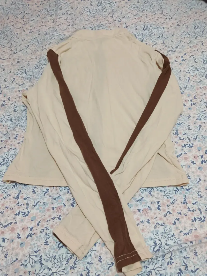 Polera beige con detalles marrones y logo - 2