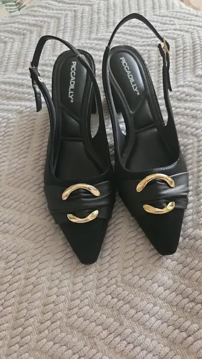 Zapatos de tacón Piccadilly negros con hebilla dorada - miniatura 1