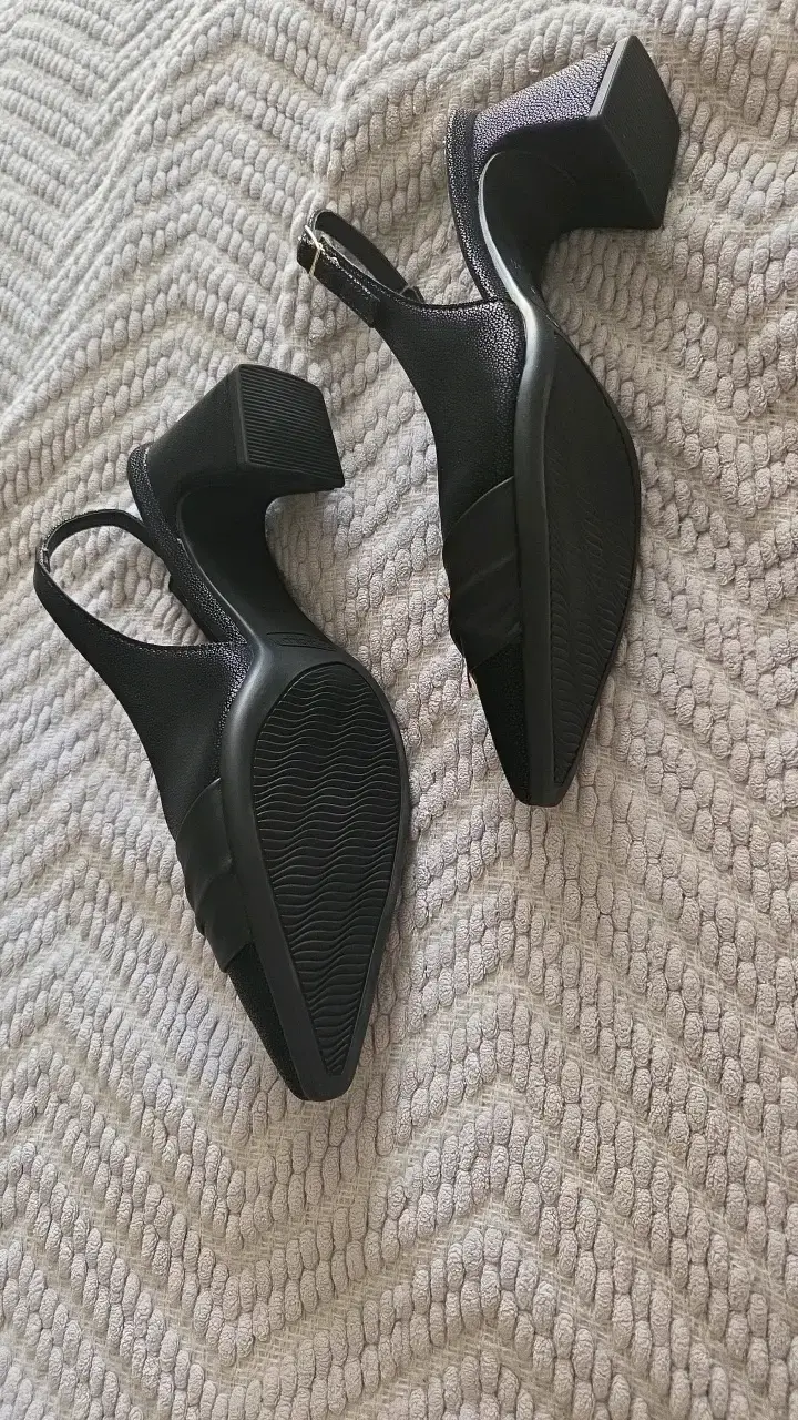Zapatos de tacón Piccadilly negros con hebilla dorada - 2
