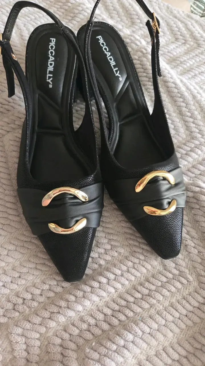 Zapatos de tacón Piccadilly negros con hebilla dorada - 3