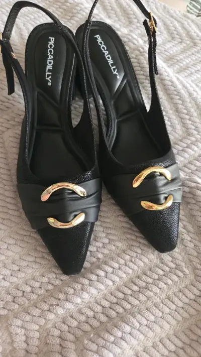 Zapatos de tacón Piccadilly negros con hebilla dorada - miniatura 3