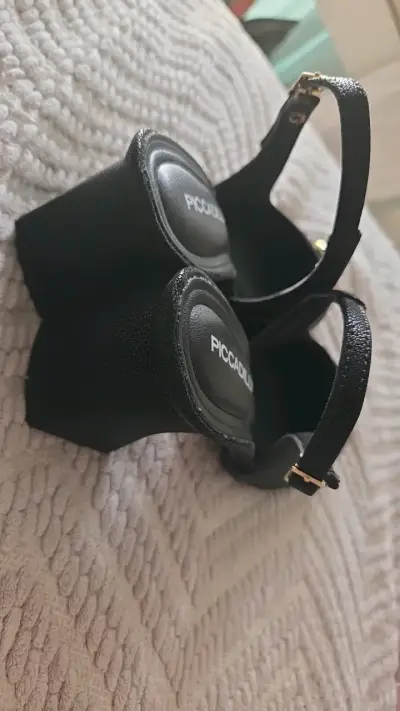 Zapatos de tacón Piccadilly negros con hebilla dorada - miniatura 4