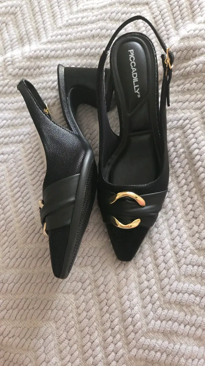 Zapatos de tacón Piccadilly negros con hebilla dorada - 5