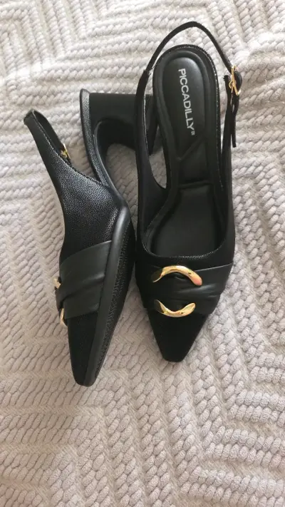 Zapatos de tacón Piccadilly negros con hebilla dorada - miniatura 5