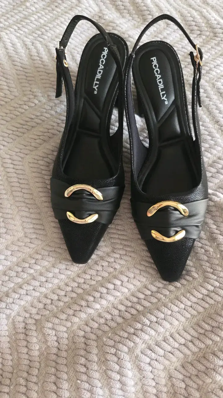 Zapatos de tacón Piccadilly negros con hebilla dorada - 6