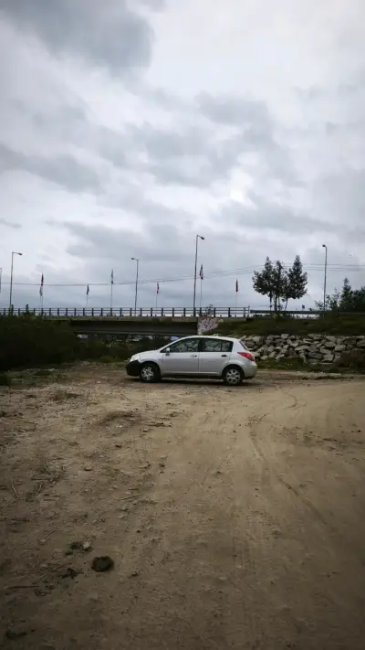 Auto compacto plateado en buen estado - miniatura 1