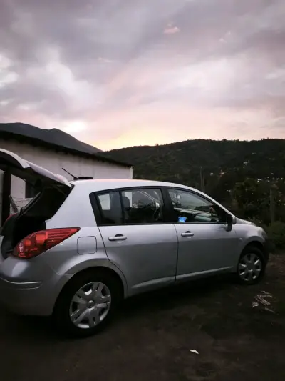 Auto compacto plateado en buen estado - miniatura 2