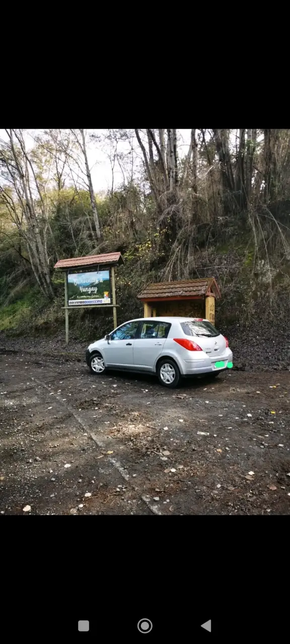 Auto compacto plateado en buen estado - 3