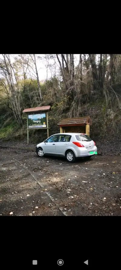 Auto compacto plateado en buen estado - miniatura 3
