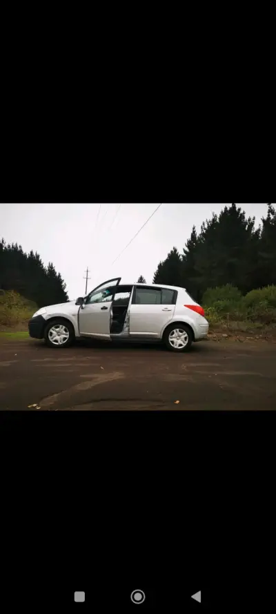 Auto compacto plateado en buen estado - miniatura 4