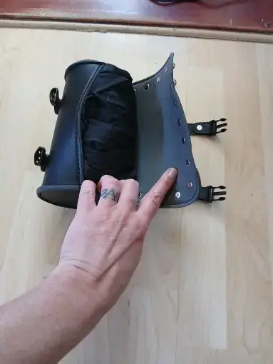 Bolso de cuero negro para moto con hebillas - miniatura 2