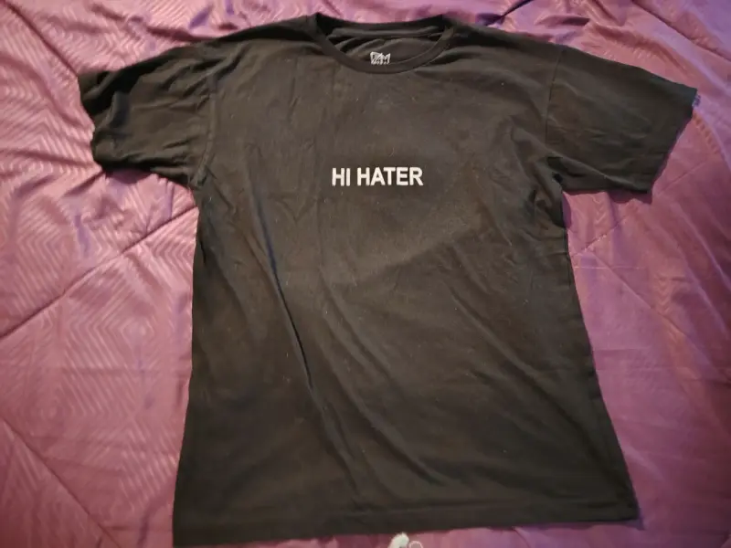 Polera negra con mensaje en pecho y espalda - 1