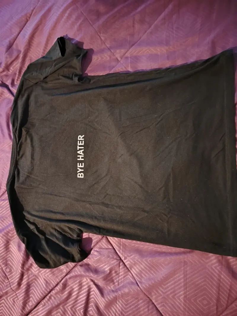 Polera negra con mensaje en pecho y espalda - 2