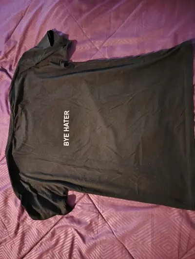 Polera negra con mensaje en pecho y espalda - miniatura 2