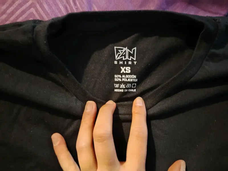 Polera negra con mensaje en pecho y espalda - 3