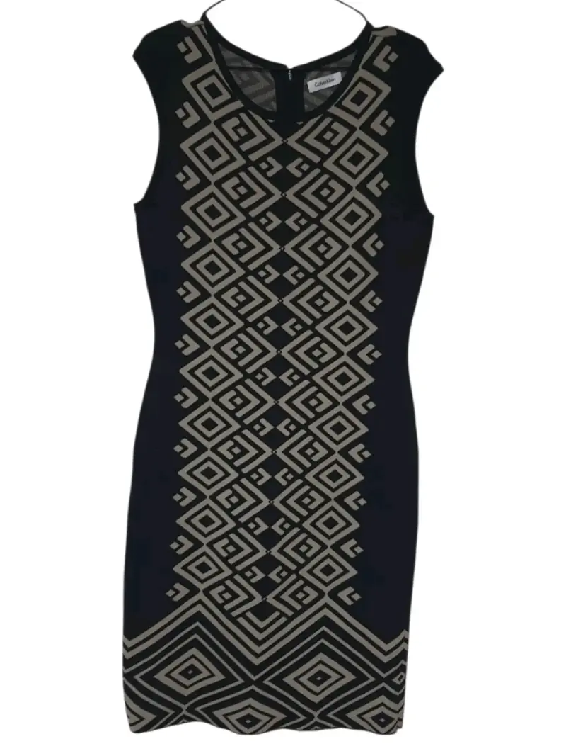Vestido negro con diseño geométrico elegante, C.K.
