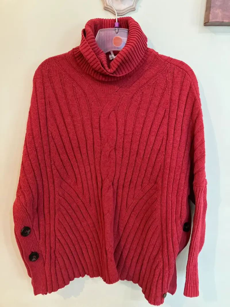 Suéter de cuello alto rojo con botones decorativos