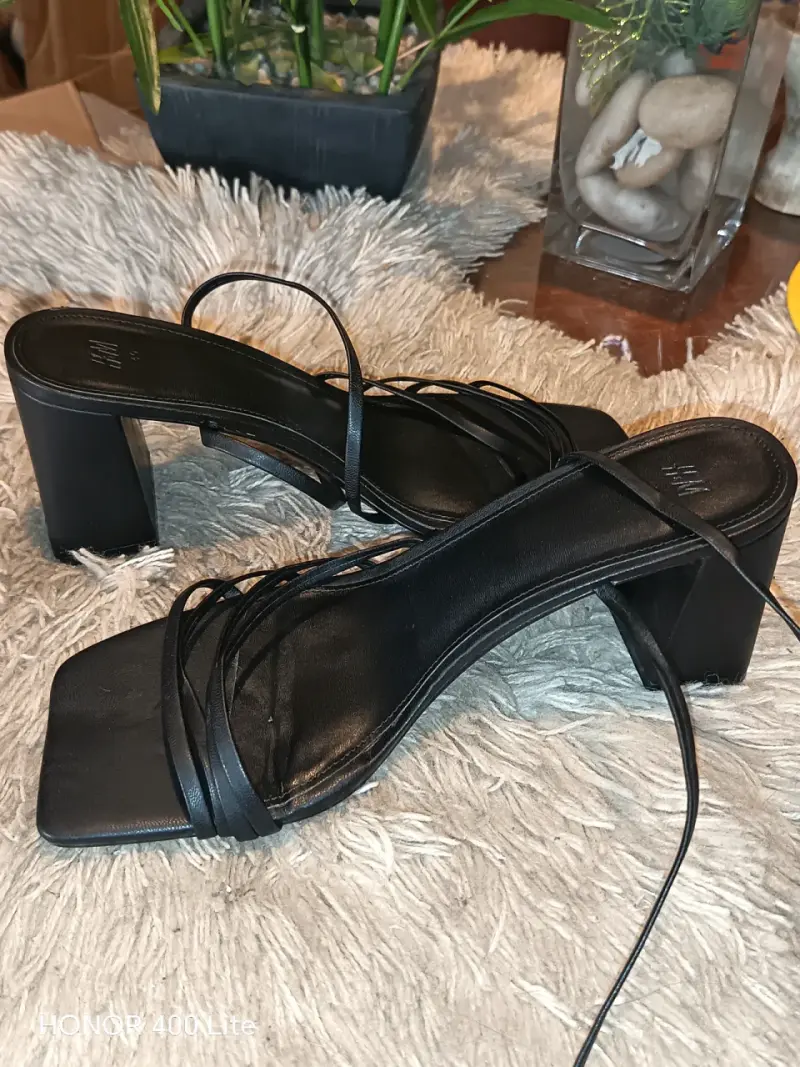 Sandalias de tacón alto negras elegantes - 1