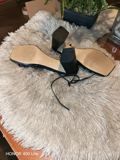 Sandalias de tacón alto negras elegantes - miniatura 2